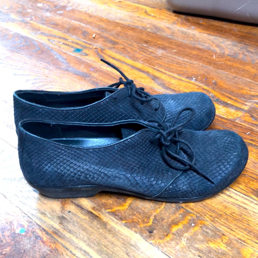 Dansko casual snakeskin pattern oxfords